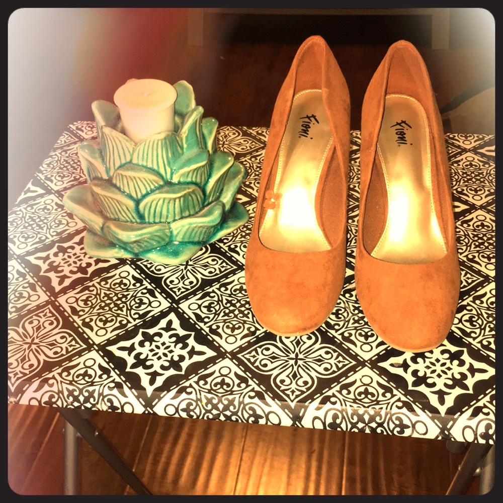 Thick closed toe heels brown.